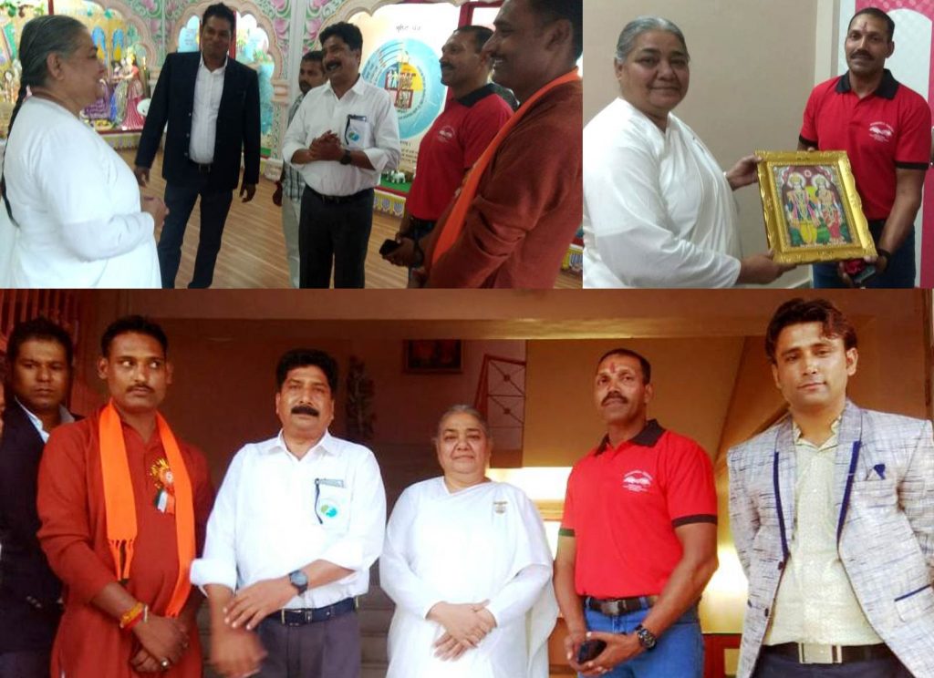 The first Mount Averest Climber from Madhya Pradesh Bhagwan Singh Kushwaha and District Sports Officer Pradeep Avidra visited Spiritual Gallery of Brahmakumaris, BK Shailja given Godly Gift to them.