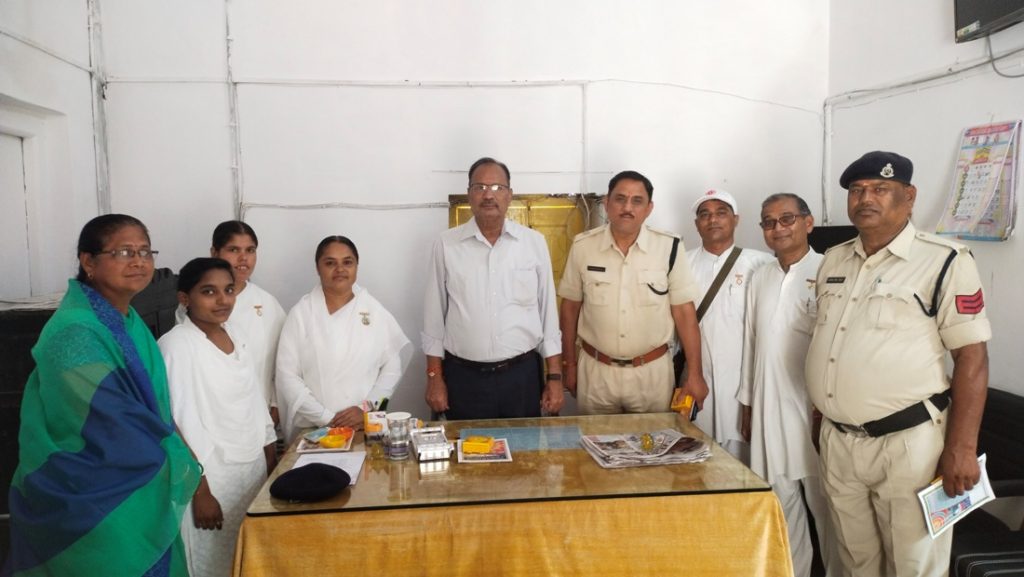 जेल में बंदी भाइयों के चेहरे पर मुस्कुराहट बिखेरने पहुंची ब्रह्माकुमारी बहनें