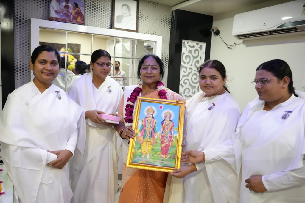 छतरपुर विधानसभा क्षेत्र से नवनिर्वाचित विधायक को बीके रमा दीदी ने मुलाकात कर बधाई दी।
