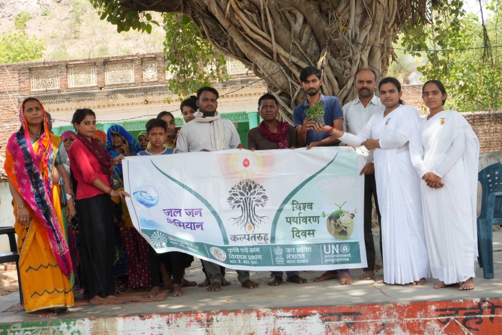 छतरपुर विश्वनाथ कॉलोनी द्वारा ग्राम निवारी ग्राम खोप में किया गया विश्व पर्यावरण दिवस का आयोजन